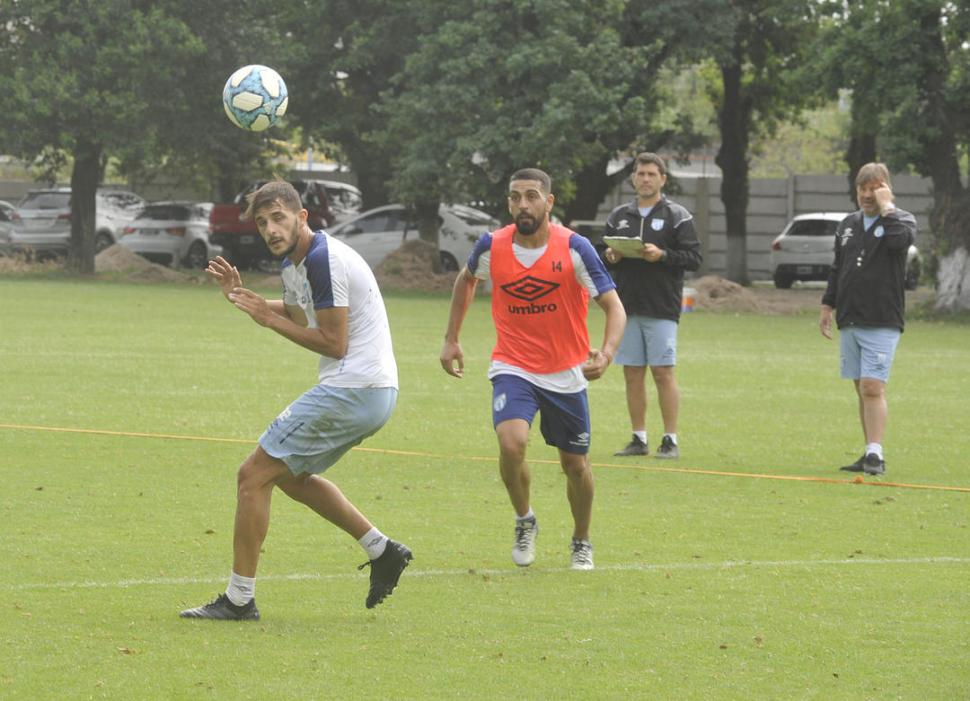 ¿VUELVE? Bravo jugaría como titular ante Estudiantes tras la expulsión de Erbes. 