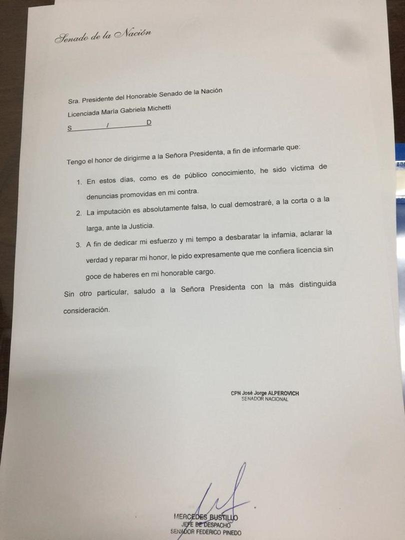 SEGUNDA MISIVA. En una de las notas, el senador Alperovich pide licencia y se considera una “víctima”. 