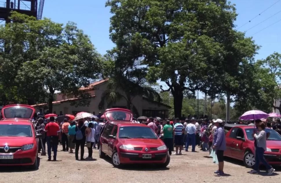 EL ADIOS. Una multitud acompañó el cortejo fúnebre de los trabajadores, que recorrió las calles de San Pedro. jujuyalmomento.com