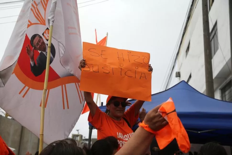 CELEBRACIÓN. Simpatizantes fujimoristas salieron a las calles tras el fallo. reuters