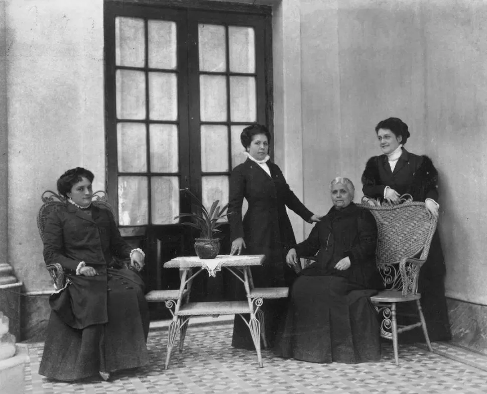 PATIO TUCUMANO. El juego de sillones de mimbre y señoras de luto, en una foto de comienzos del siglo pasado 