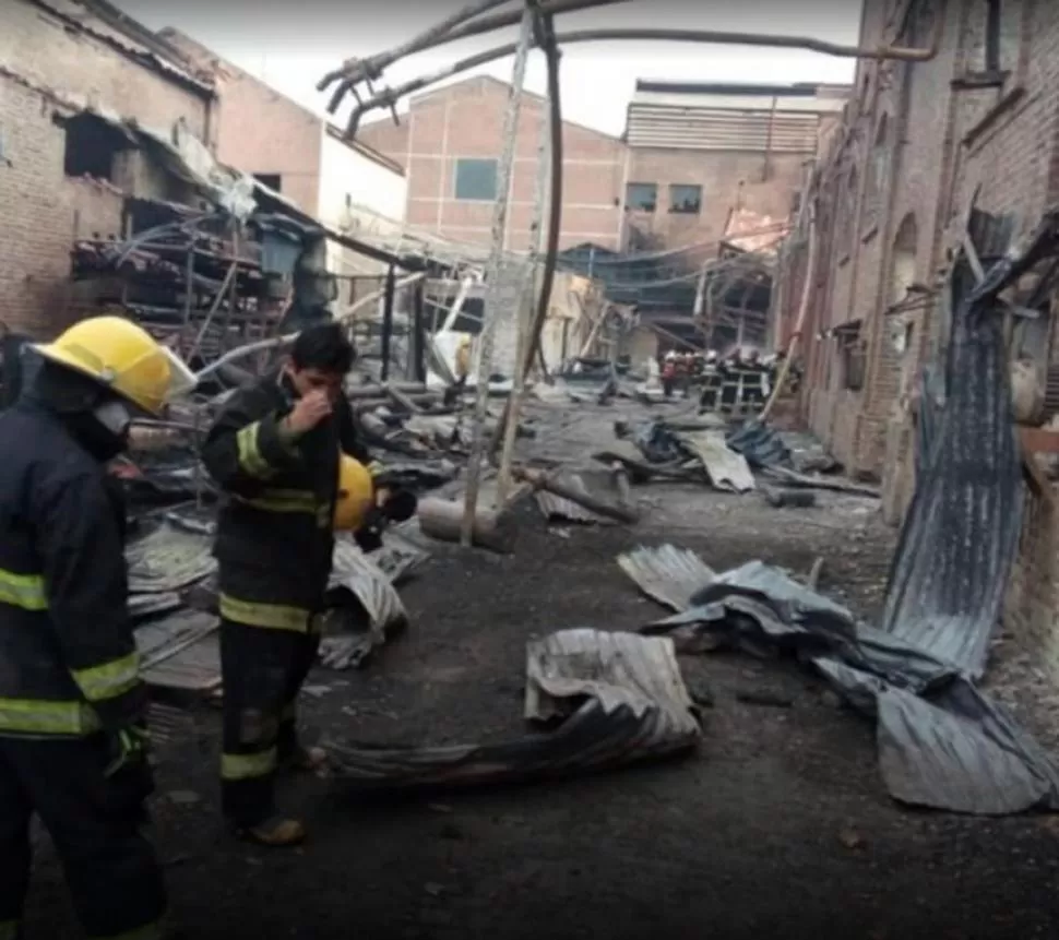 ULTIMAS TAREAS. Bomberos revisan los escombros en el lugar del siniestro. quepasajujuy.com.ar/