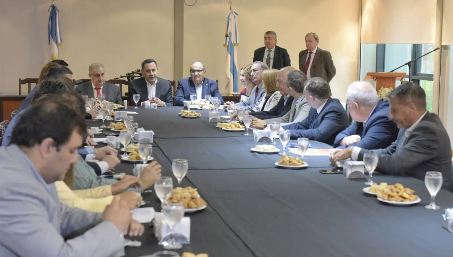 EN DISCUSIÓN. Garvich (de anteojos) expuso los detalles del proyecto ante integrantes del cuerpo legislativo.