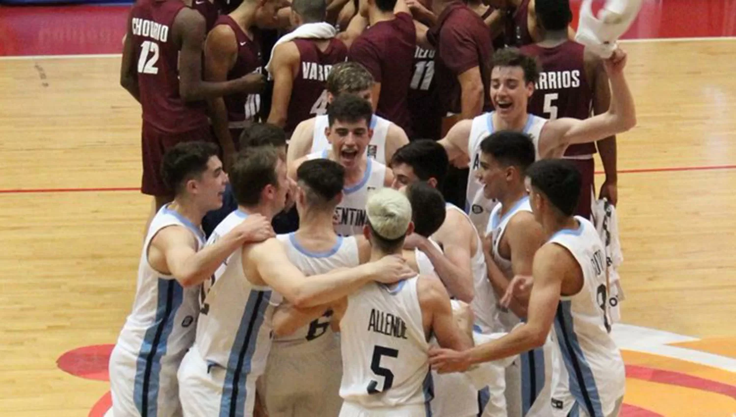 Invictos y a semis. El U17 argentino tenía motivos para celebrar. (FOTO TOMADA DE PRENSA CONSUBASQUET)