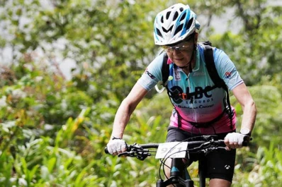 Historias que inspiran: la abuela ciclista que conquistó el tremendo Camino de la Muerte