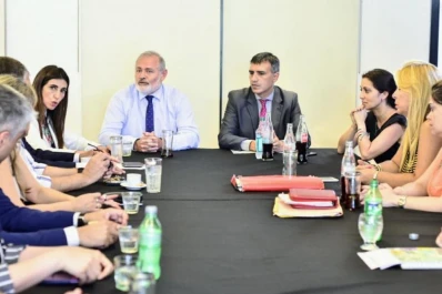 Vargas Aignasse tiende la  mano al Colegio de Abogados