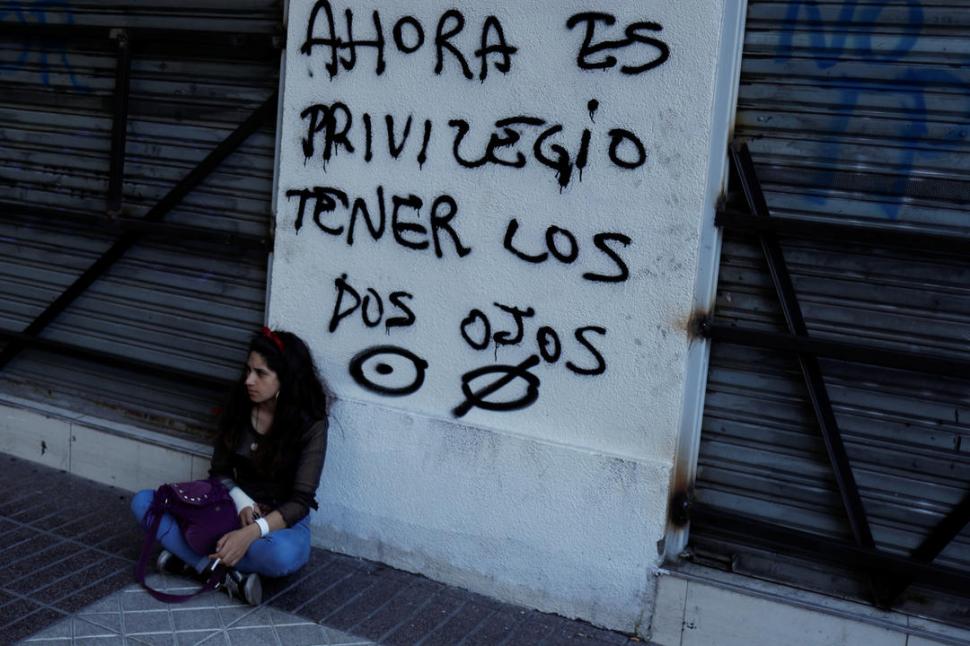 CEGUERA SOCIAL Uno de los actos más repudiados de  los cometidos  por quienes reprimían las protestas fueron los disparos a la cara de los manifestantes. De hecho, un comunicado de la Sociedad Chilena de Oftalmología resaltando el “inédito número de pacientes con lesiones oculares graves” ayudó a suspender la utilización de balines o perdigones para dispersar manifestantes. Pero antes de eso, las paredes gritaron el horror de la ceguera del Estado