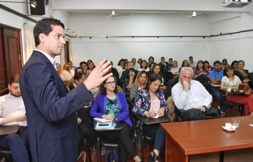 JORNADA DE ANÁLISIS. Ignacio Ibarzábal, del Observatorio Argentinos por la Educación, en la Unsta. 