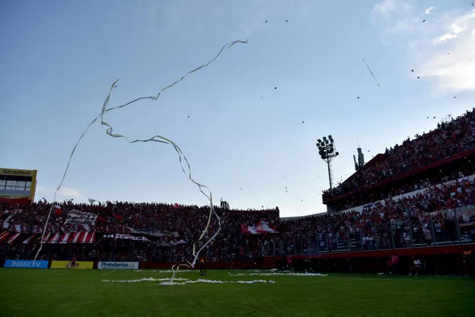 FELICES. La hinchada de San Martín está disfrutando del excelente momento que vive el equipo, que cerrará la primera fase del torneo como líder de su zona, y se anima a soñar con el retorno a la Superliga. la gaceta / foto de franco vera