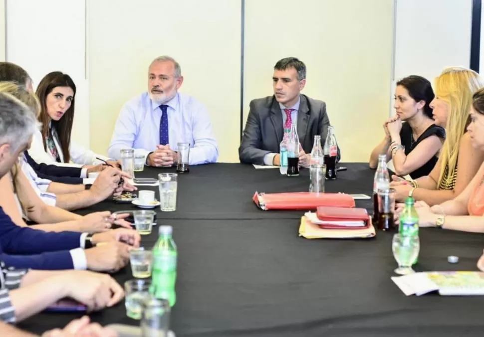 EN EL COLEGIO DE ABOGADOS. Vargas Aignasse, Billone y los consejeros. twitter @CaroVargasTuc