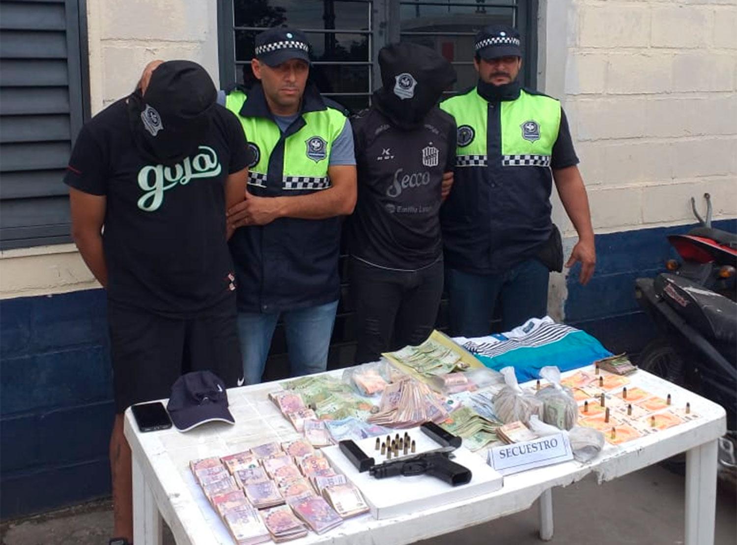 DOS DETENIDOS. La Policía está tras los pasos de tres sospechosos más.