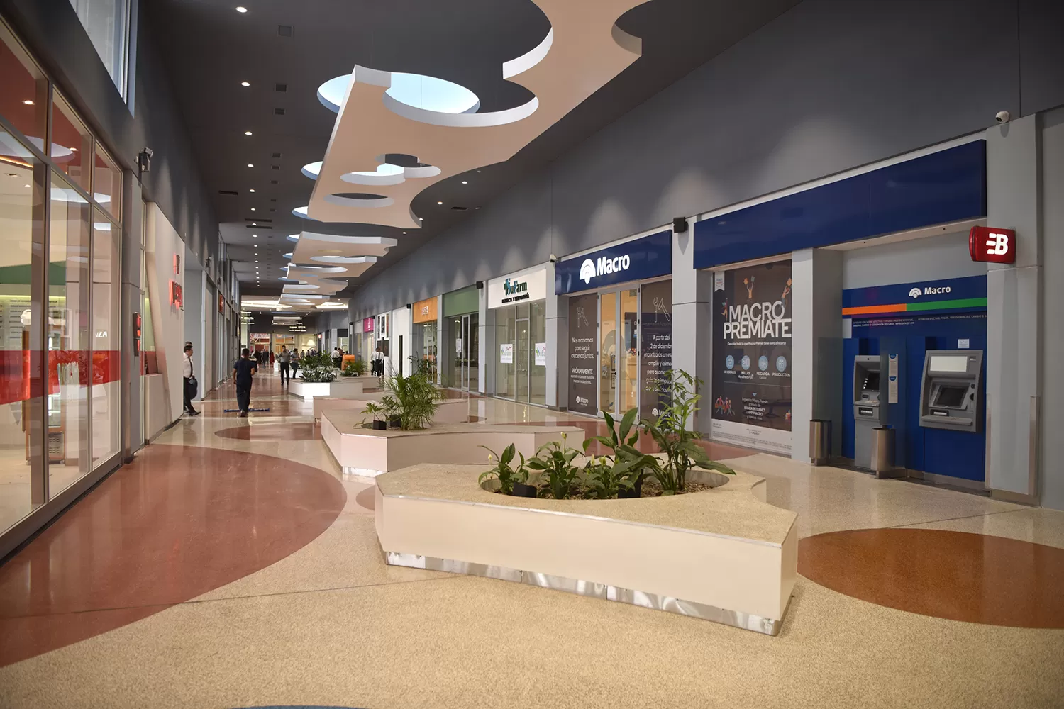 Además del hipermercado, hay locales comerciales y cajeros automáticos.