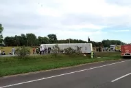 El chofer del colectivo que volcó dijo que mordió la banquina y se le fue el micro