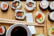 ¿Sushi a $90? Un outlet de comidas promete revolucionar las apps de delivery 