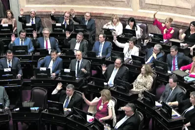 Alperovich consiguió la licencia y que le mantengan los fueros