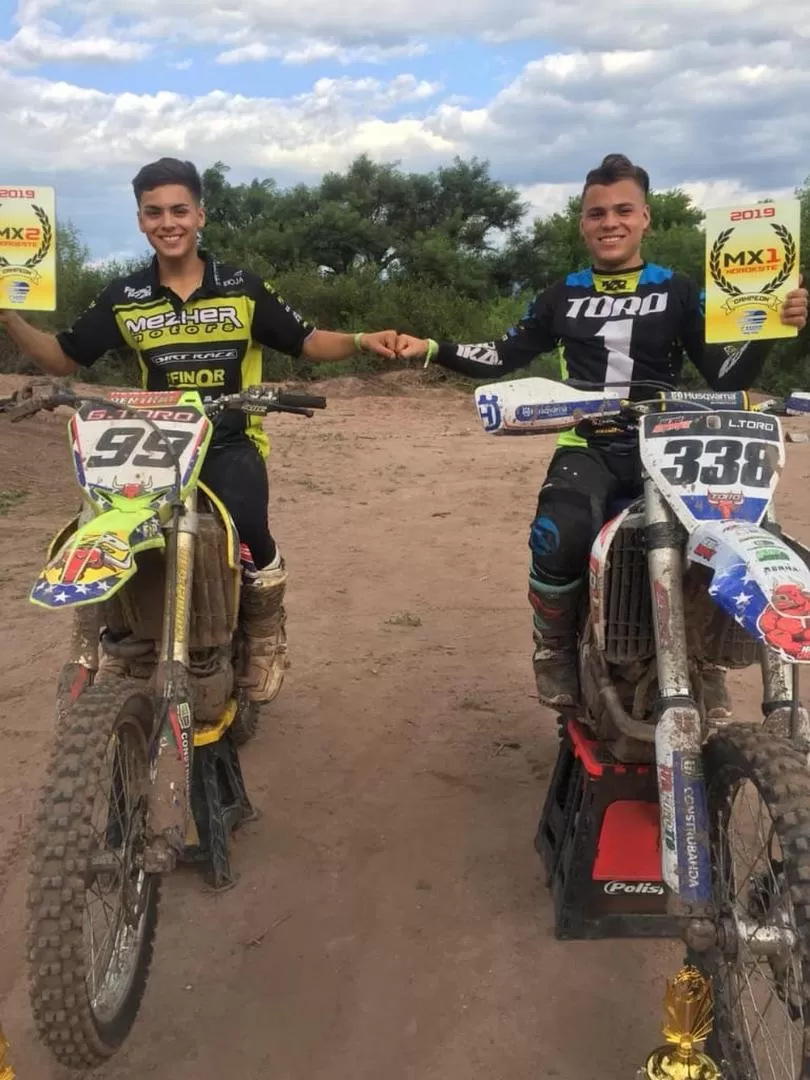 MISIÓN CUMPLIDA. Gerónimo y Lautaro posan con sus títulos como lo habían planeado a mediados del torneo Regional. 