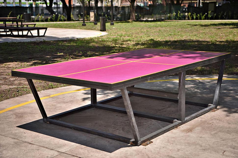 Entre el mobiliario también hay mesas de ping pong.