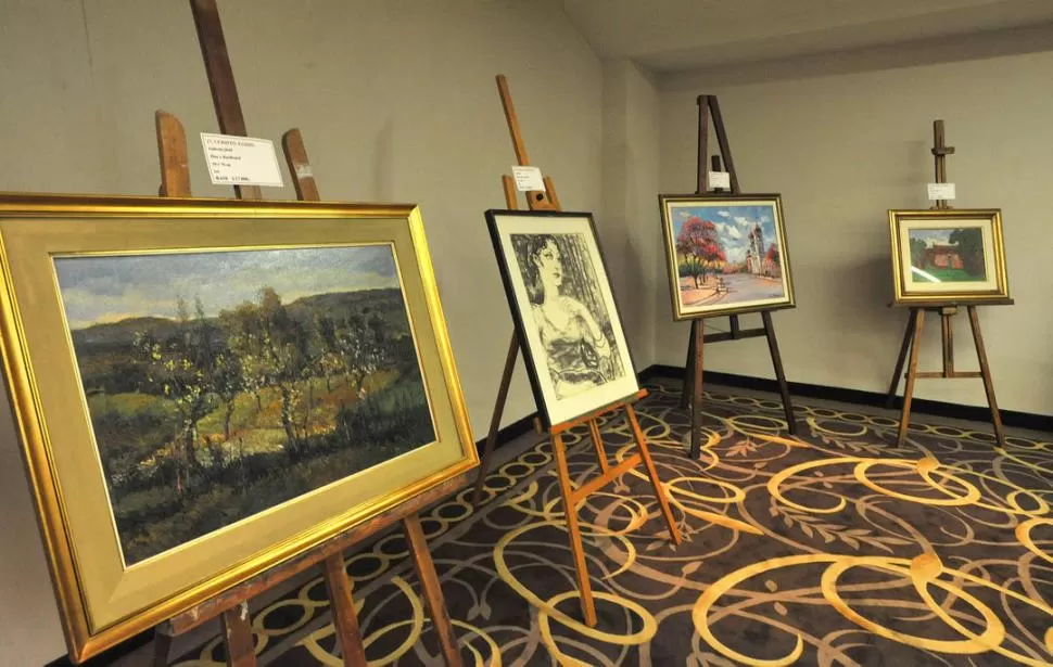 MUESTRA. Un aspecto del salón donde se exhiben las obras que se subastarán esta noche en el Sheraton. 