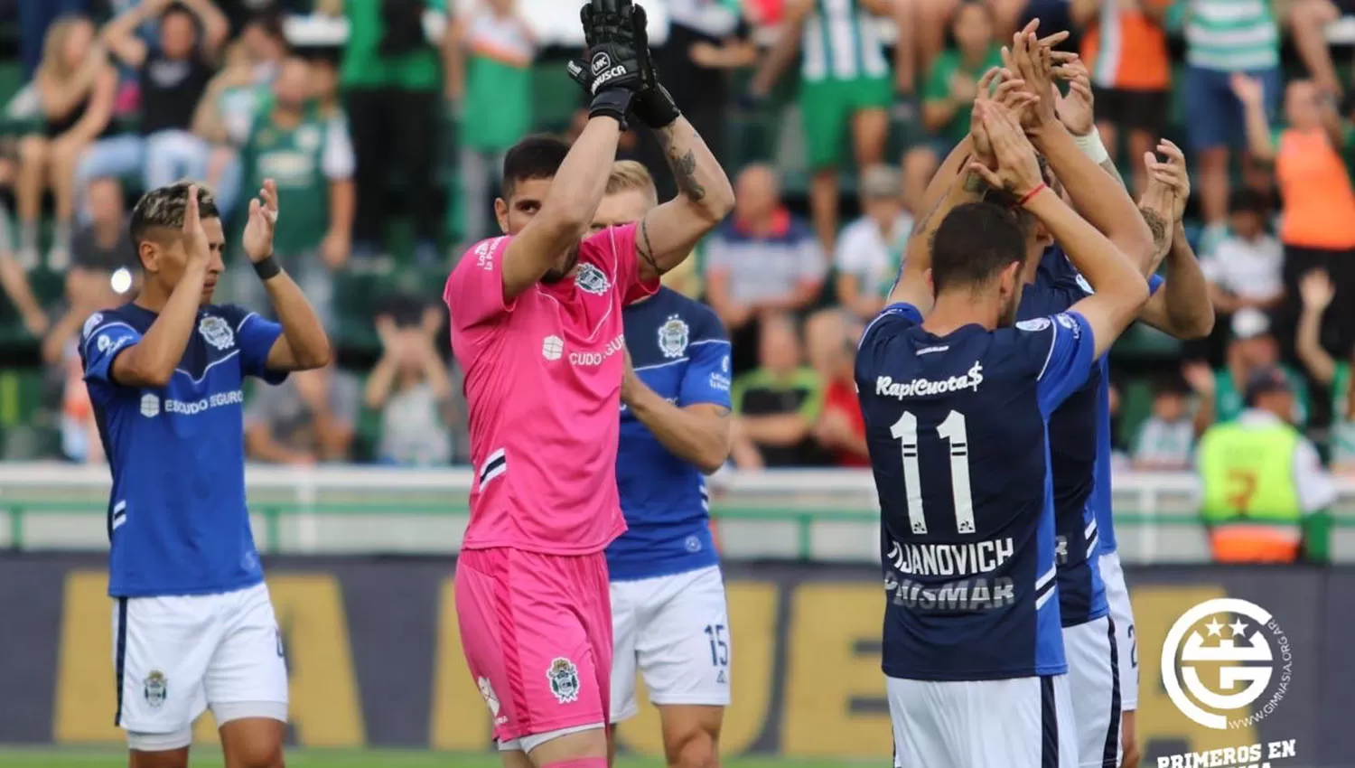 El formoseño Nelson Insfran, junto a algunos de sus compañeros del Lebo en la salida del equipo a la cancha.