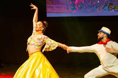 Salsa y bachata: fiesta con shows y coreografías