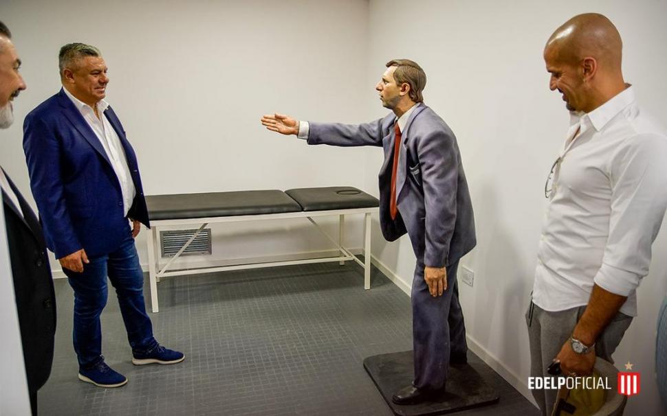 VISITA OFICIAL. “Chiqui” Tapia en UNO, junto a Verón y la estatua de Bilardo. 