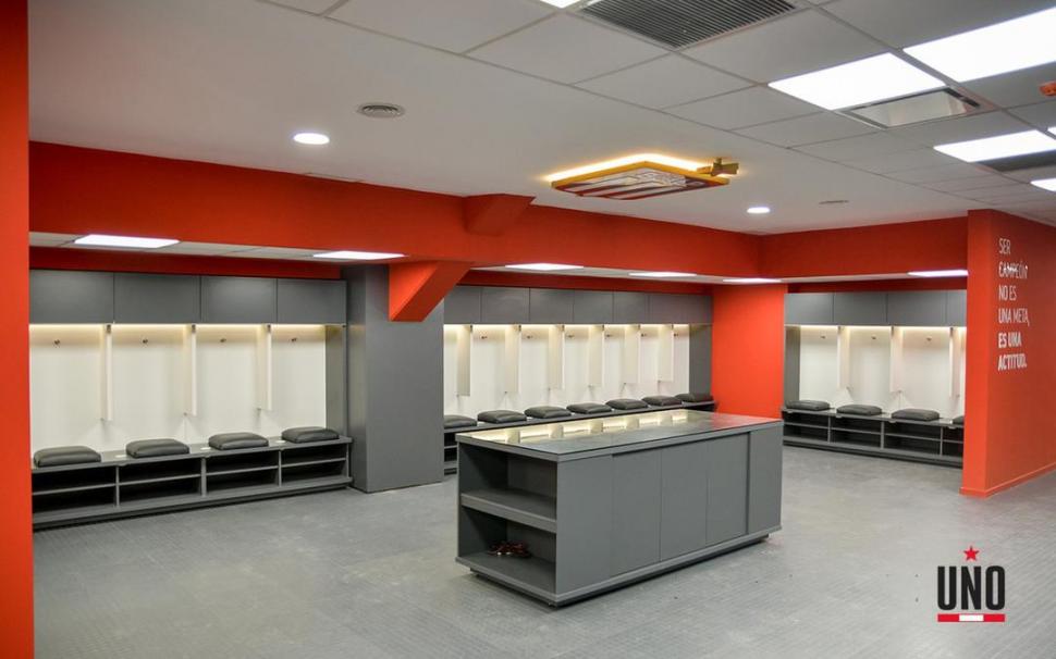 MUY AMPLIO. Los vestuarios tienen todas las comodidades posibles en UNO.