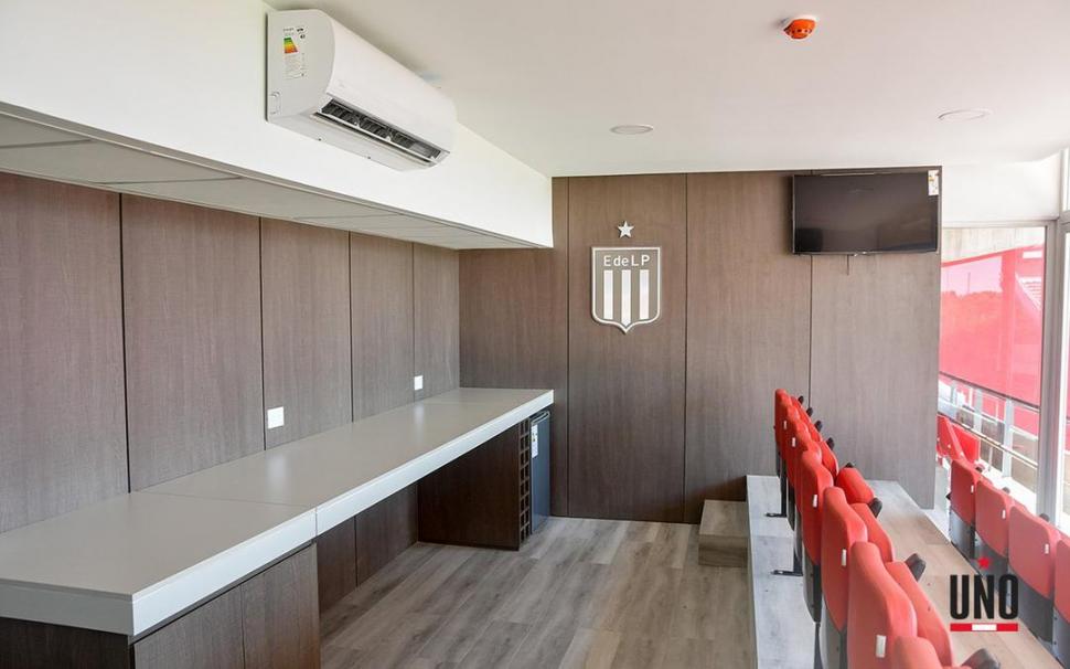 DESDE ADENTRO. Uno de los palcos, con aire acondicionado y un televisor.