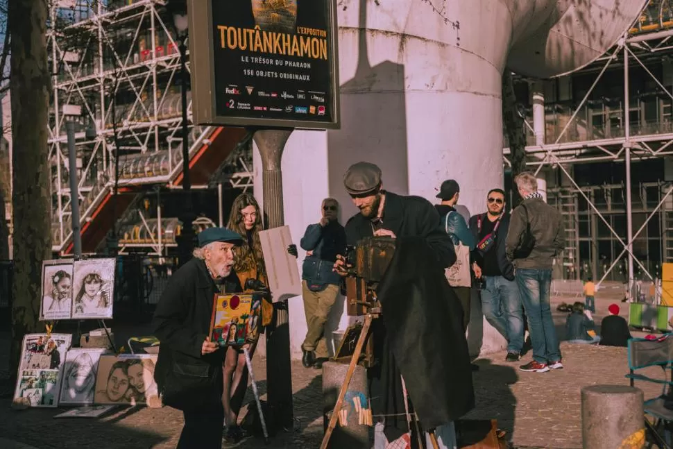 PASADO Y PRESENTE. Esta foto de Paula Delic muestra dos caras de París, una ciudad signada por el arte. 