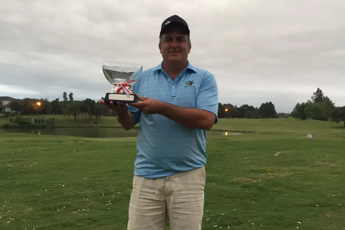 CONTENTO. Ezequiel Garat, que fue el mejor Scratch, muestra su premio.