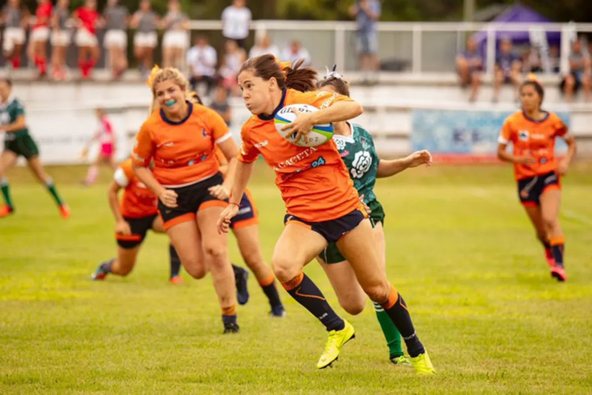 A TODA MARCHA. Isa Fontanarrosa en un ataque de Las Naranjas ante Uroba.