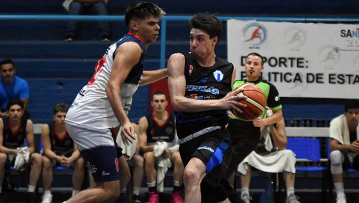 Agustín Najul, de Tucumán Básquet, en la marca de Prado. (FOTO GENTILEZA DE DIARIO PANORAMA, DE SANTIAGO DEL ESTERO)