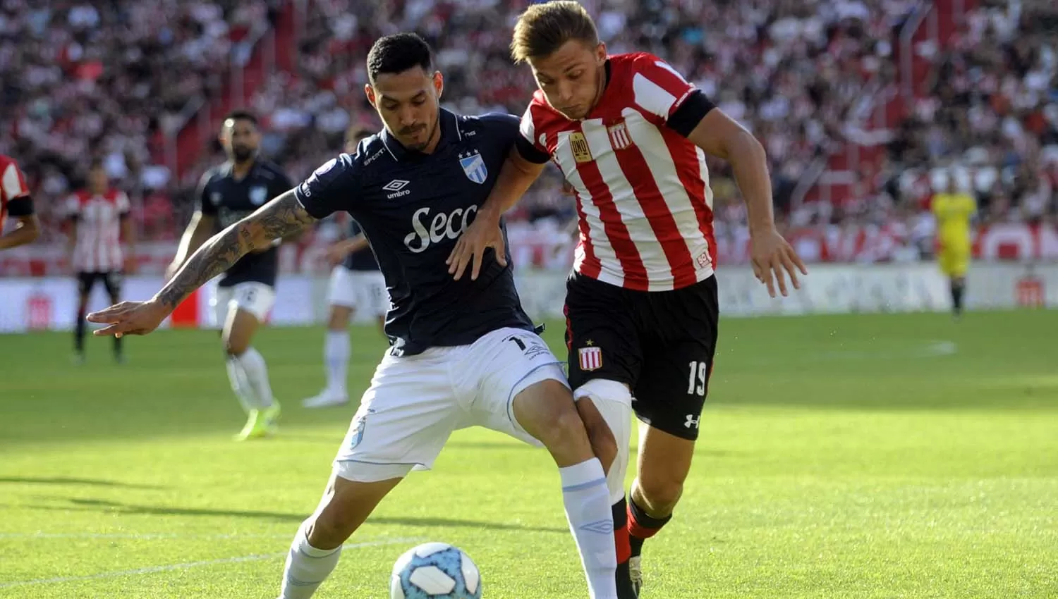 Jonatan Cabral y Mateo Retegui porfían por al balón.