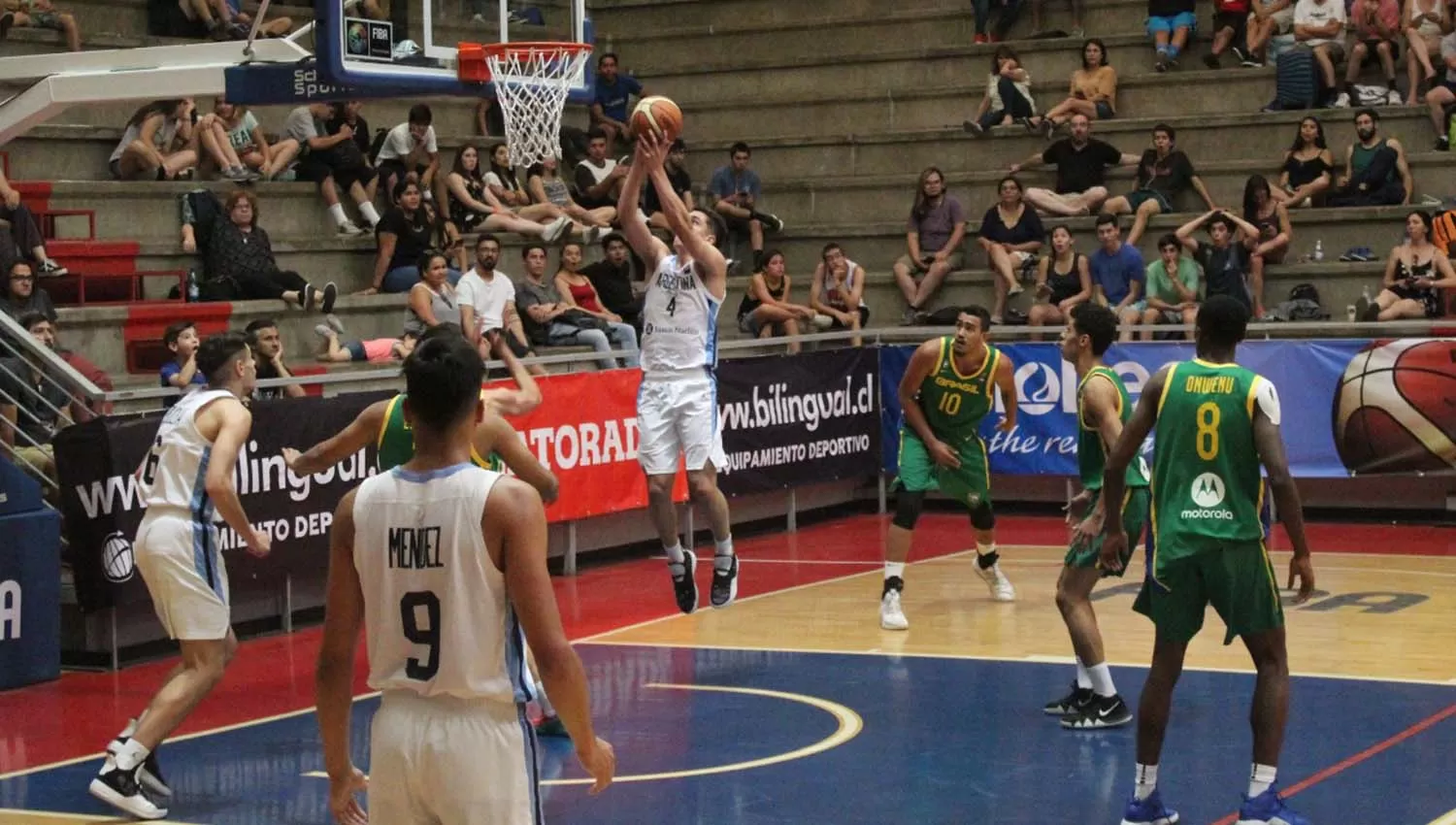 Mateo Pérez convierte en bandeja. Brasil se llevó el clásico en los últimos segundos. (FOTO TOMADA DE PRENSA CONSUBASQUET)