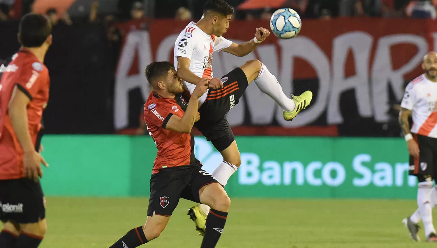 El tucumano Exequiel Palacios en acción ante la Lepra. (TÉLAM)