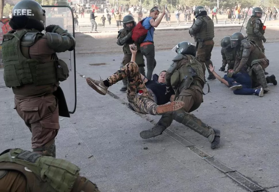 REBELIÓN. Reclamaron por los heridos en los ojos con perdigones policiales. Reuters