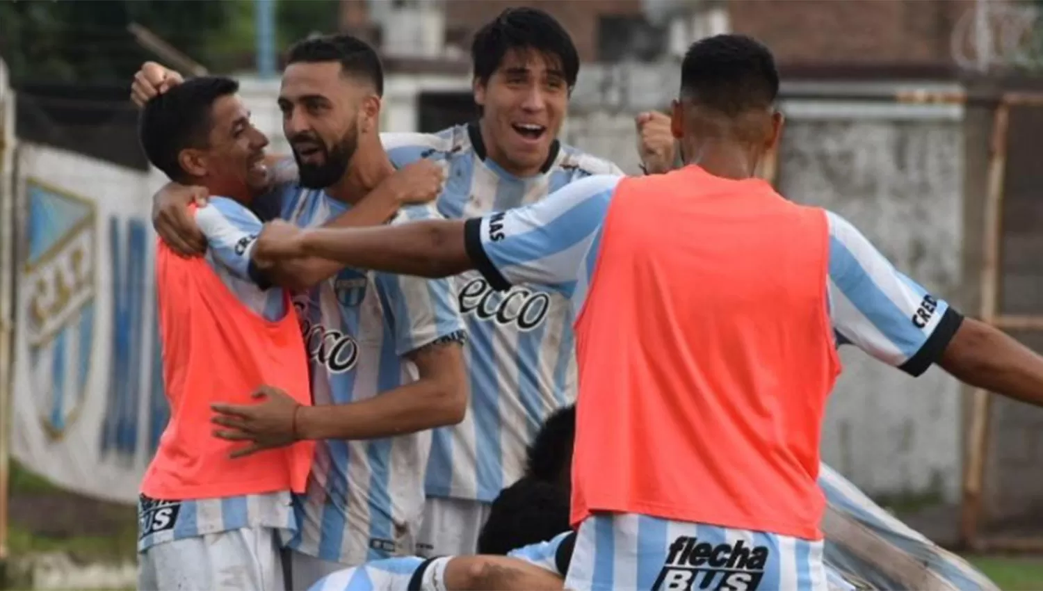 Los chicos de Atlético festejaron en Central Norte. FOTO TOMADA DE TWITTER.COM/ATOFICIAL