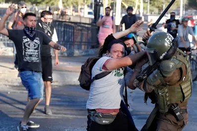 Chile vive otra jornada de protestas, saqueos y represión policial