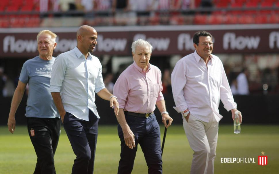 ÍDOLOS. Verón junto a algunos de los campeones intercontinentales de 1968. prensa edelpoficial