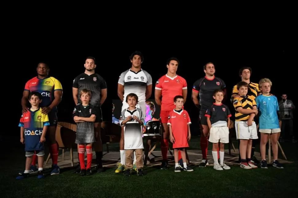 PRESENTACIÓN. Las franquicias podrán contratar jugadores extranjeros. El ex Puma Manuel Montero (tercero desde la izquierda) será jugador del equipo paraguayo. PRENSA UAR