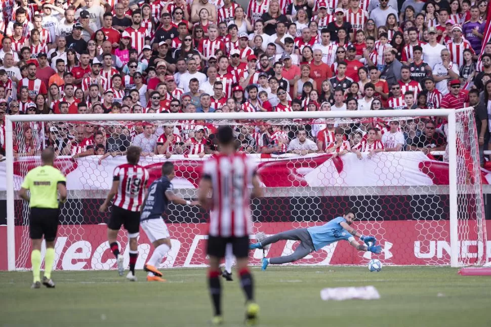 SIEMPRE SEGURO. Lucchetti controla en dos tiempos un remate de Retegui, el juvenil delantero de Estudiantes. El arquero se mostró sobrio durante todo el partido y no tuvo responsabilidad en el gol “pincha”. foto de matias napoli escalero (especial para la gaceta)