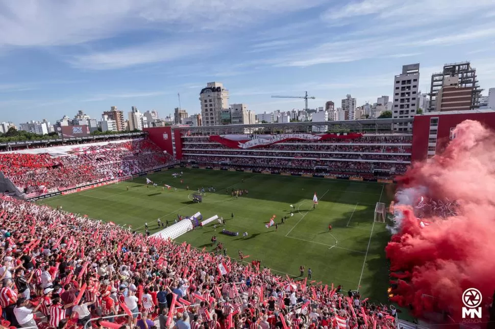 EXTRAORDINARIO RECIBIMIENTO. Los hinchas de Estudiantes, extasiados por el regreso a su verdadera casa, saludaron al equipo en su ingreso de la mejor manera. FOTO DE MATÍAS NAPOLI ESCALERO (ESPECIAL PARA LA GACETA)