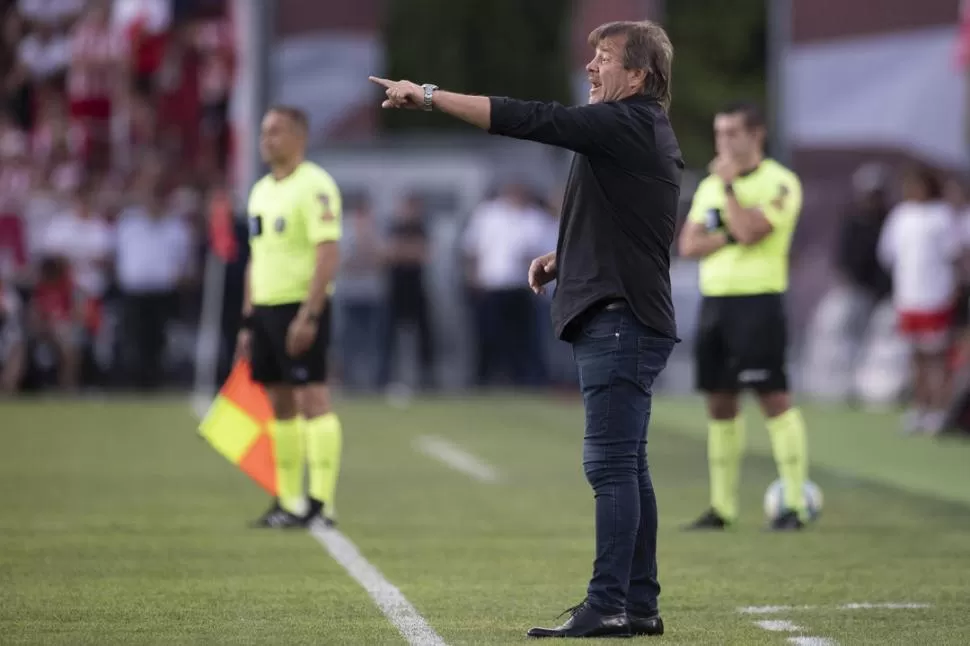 TRANQUILO PESE A TODO. Zielinski da indicaciones durante el partido de ayer en La Plata. El técnico se mantuvo calmo aún cuando Estudiantes se puso al frente. foto de matias napoli escalero (especial para la gaceta)