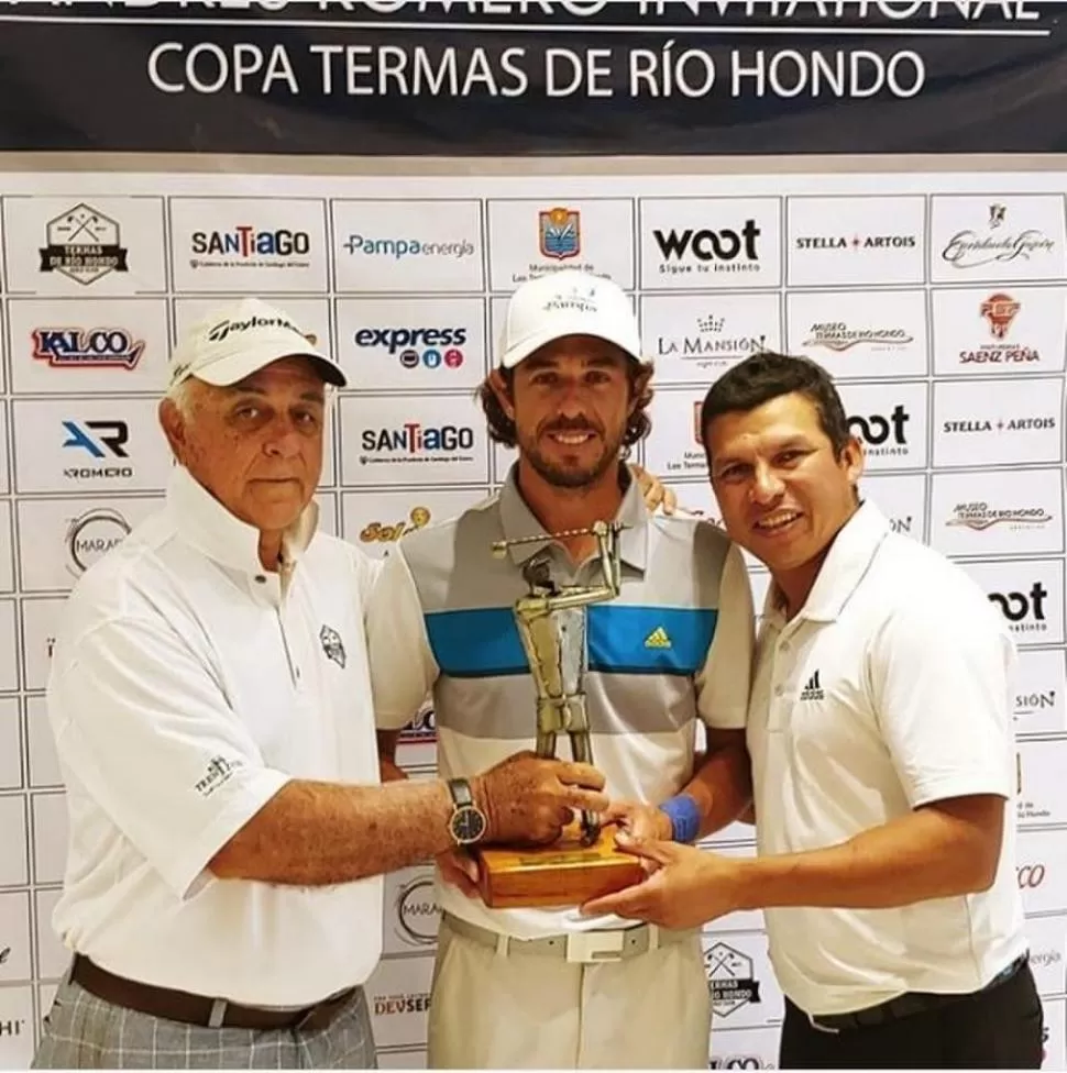 CAMPEÓN. “Pigu” Romero (derecha) entrega el premio a Emilio Domínguez.  