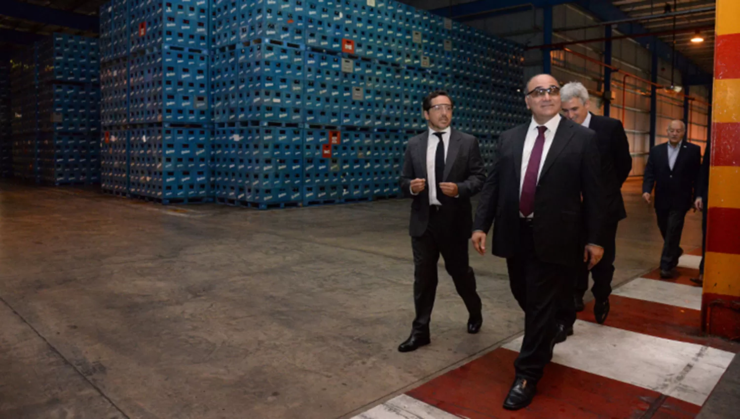 El gobernador, Juan Manzur, recorrió la planta de producción.