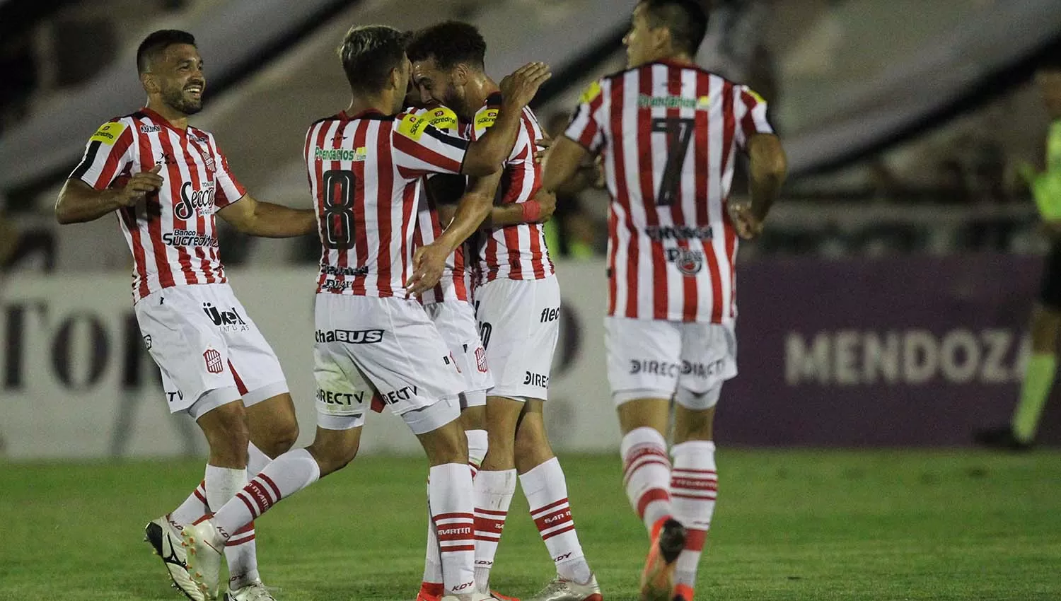 Todos los abrazos son para Claudio Mosca. (FOTO DE MARCELO RUIZ/ESPECIAL PARA LA GACETA)