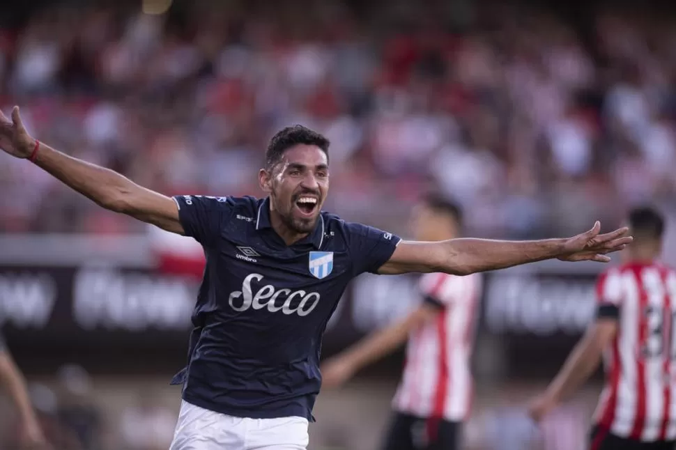 FESTEJO VOLADOR. Ortiz ya cabeceó al gol y va con los brazos abiertos a buscar y abrazar a Ariel Rojas, autor del centro en la jugada que derivó en el 1 a 1 ante Estudiantes, el sábado en La Plata.