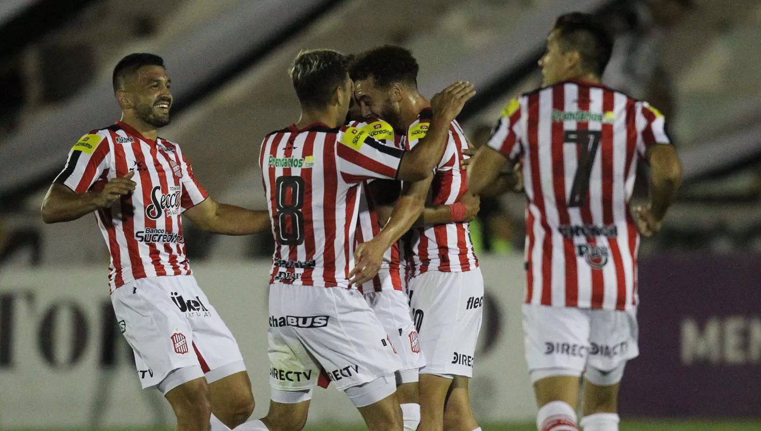 EL INICIO. Un golazo de Mosca abrió el marcador y el partido para la goleada.