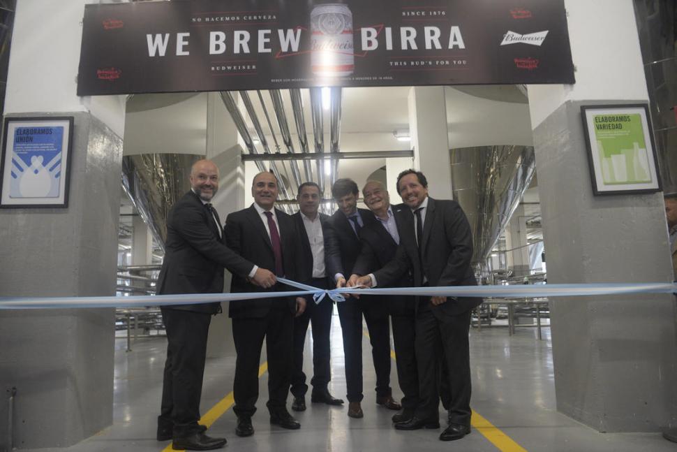 CON TONADA LOCAL. Autoridades locales participaron de la inauguración.  