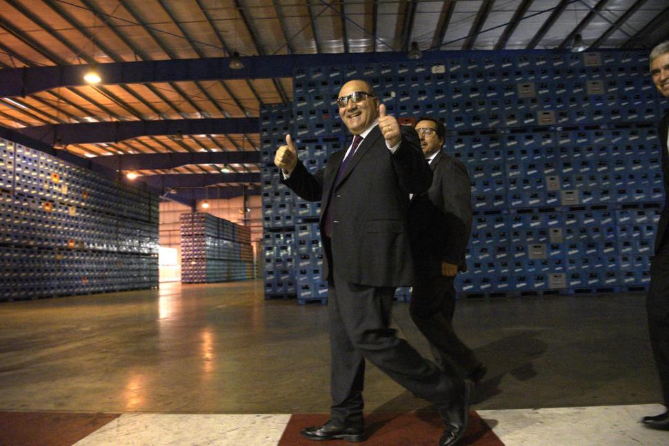 PULGARES ARRIBA. Manzur caminó sonriente por el depósito cervecero.  