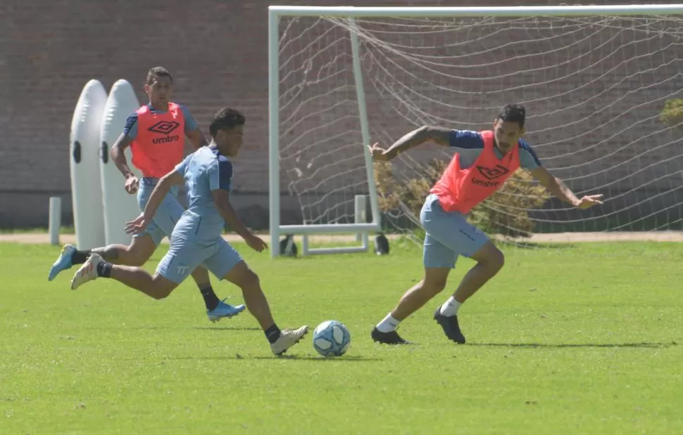 ¿ES UNA OPCIÓN? Jonás Romero encara ante la dupla titular de centrales. El joven delantero podría tener más chances ante las lesiones de varios de los delanteros. la gaceta / foto de franco vera